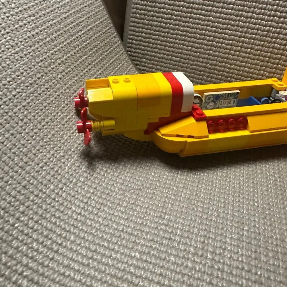 LEGO Ideas The Beatles Yellow Submarine ONLY 21306 Mostly Complete no figs